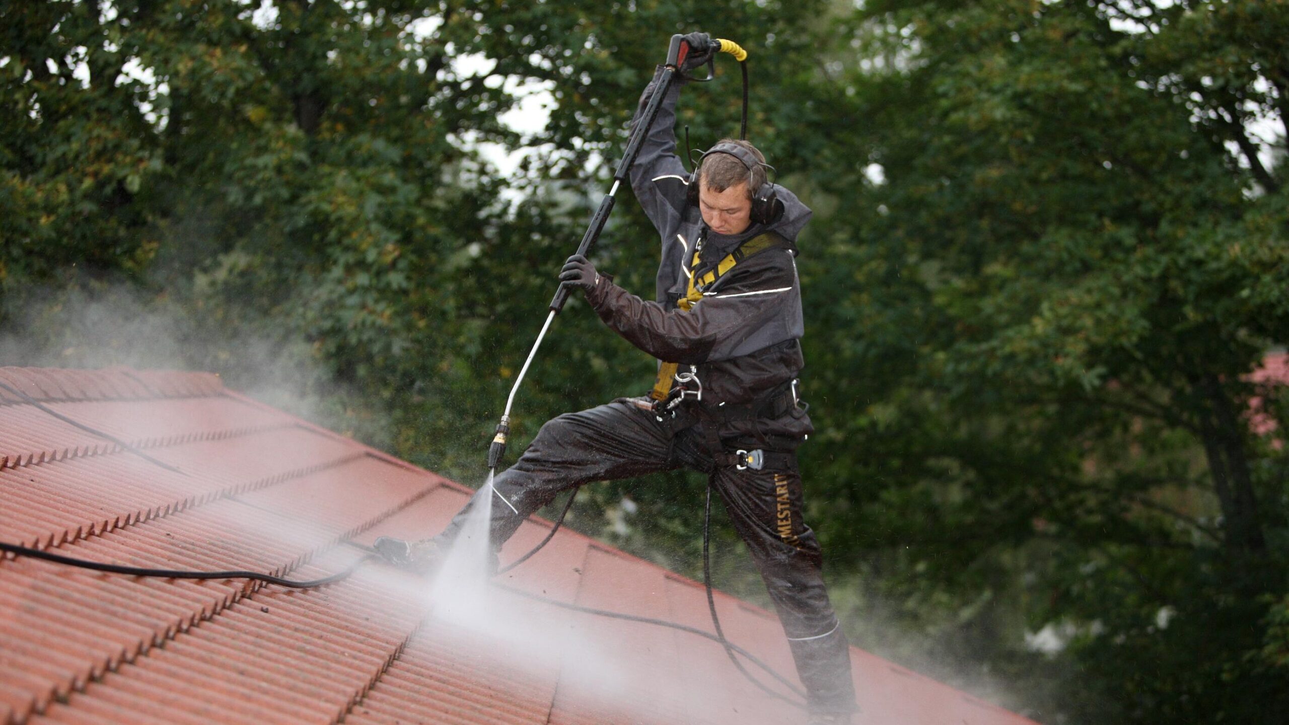 Tiilikaton pesu ja pinnoitus