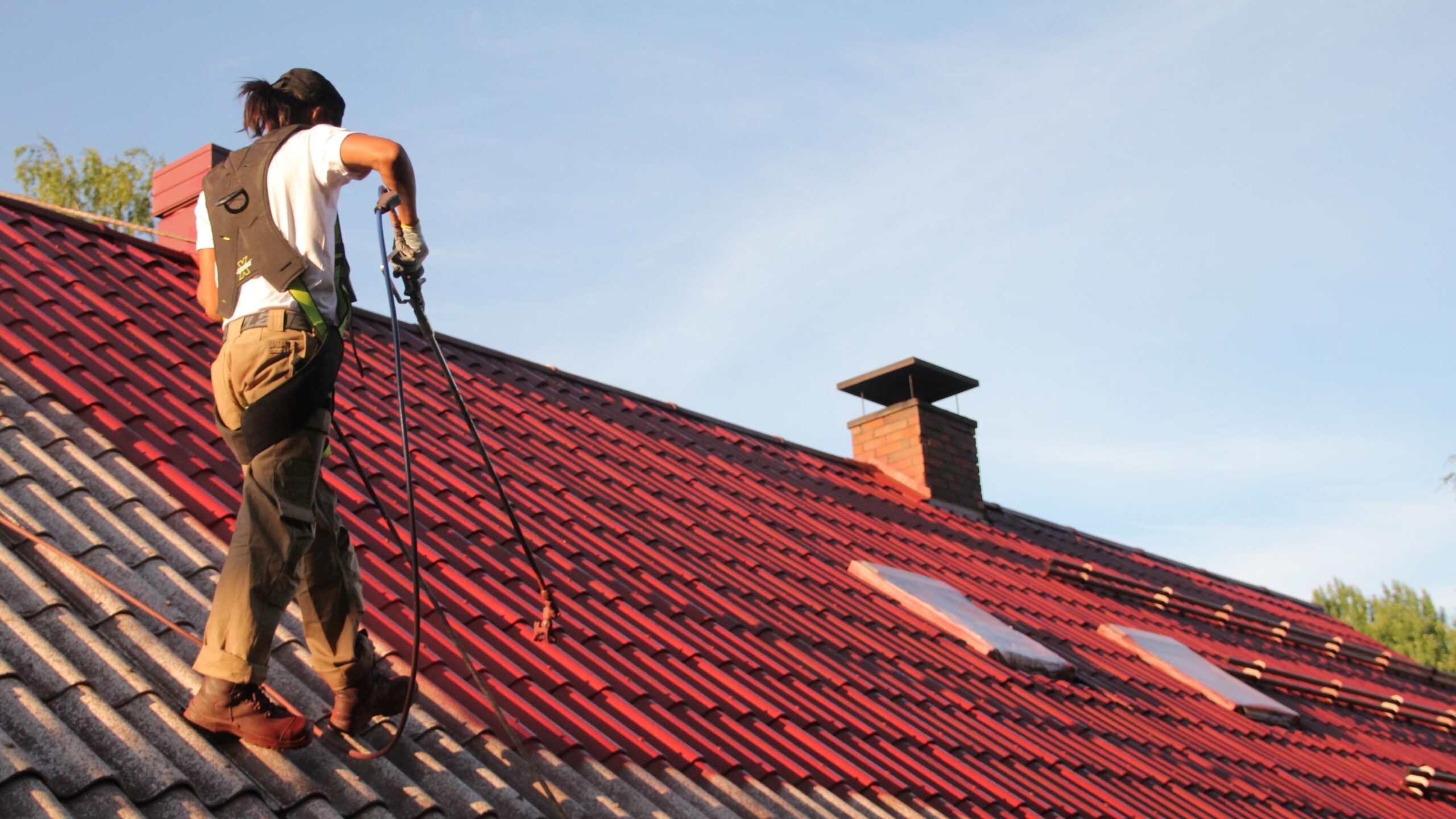 Tiilikaton pinnoitus – 5 selkeää merkkiä huollon tarpeesta