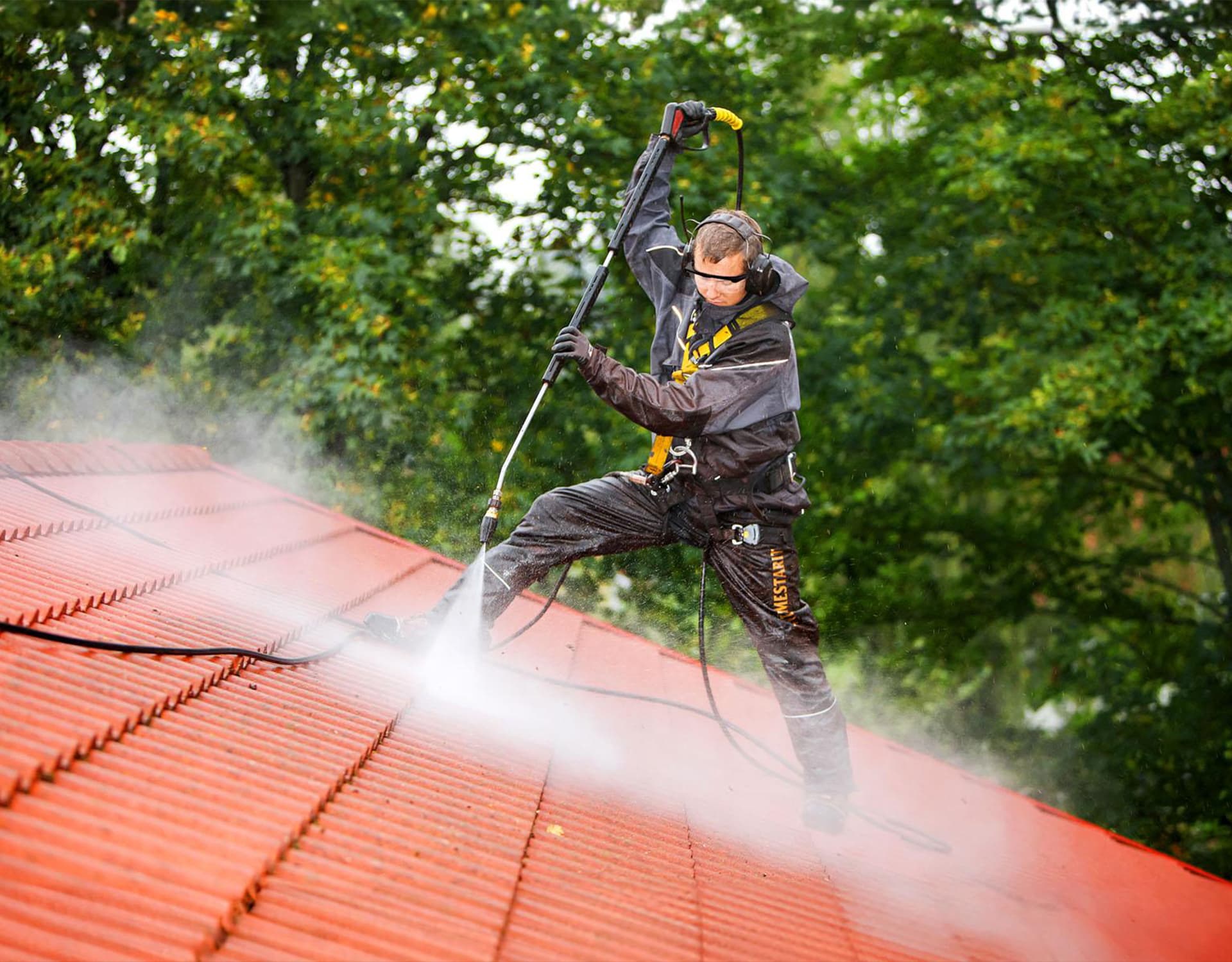 Ammattilainen painepesee tiilikattoa