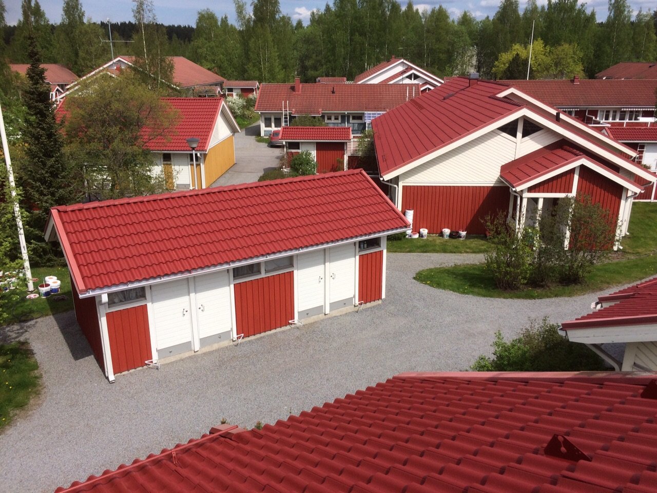 Tiilikaton pinnoitus vai kattoremontti – kumpi kannattaa?